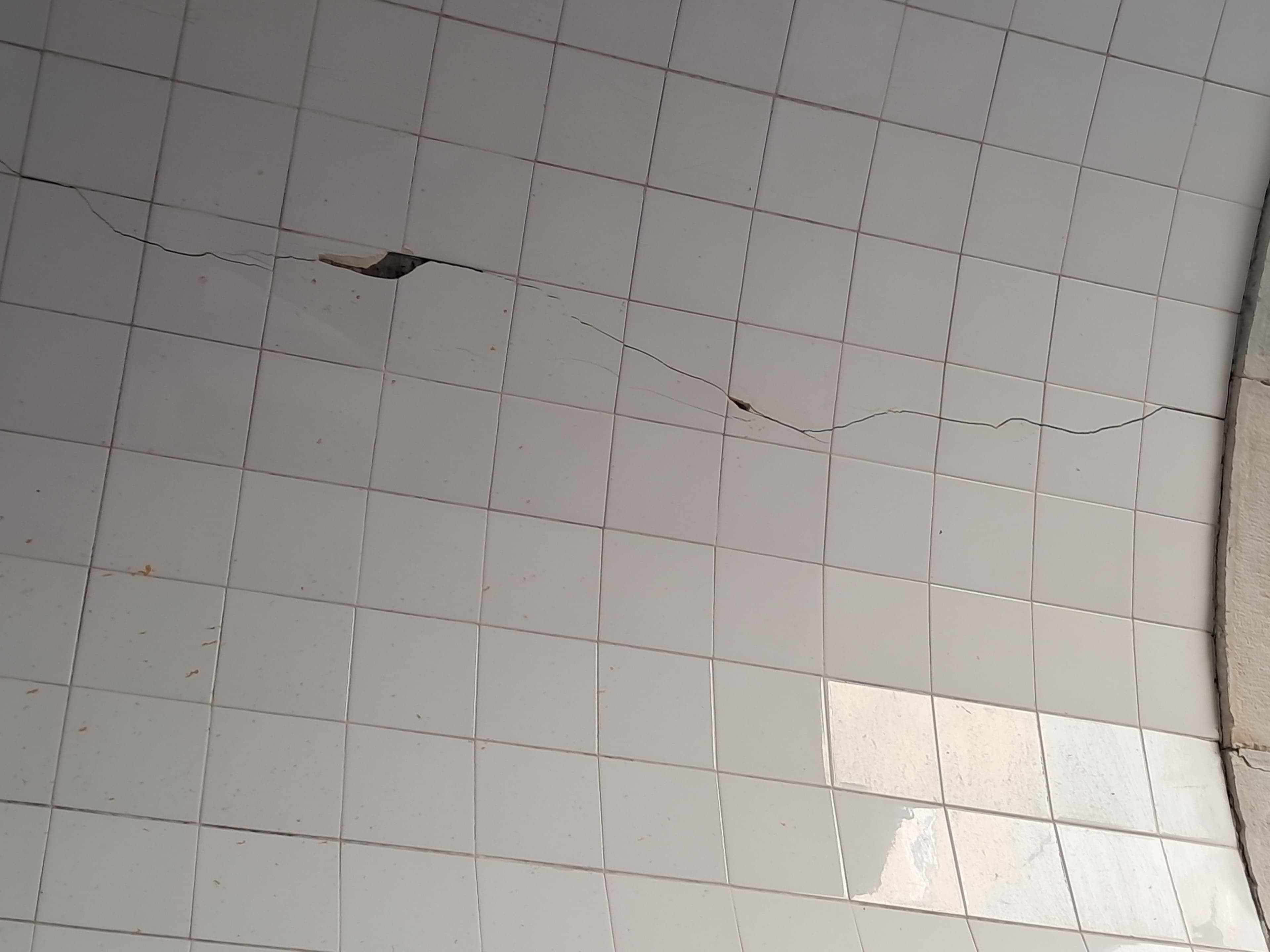 Alerta de Segurança — Patologia em Revestimento Cerâmico no Túnel do Largo do Contador-Mor