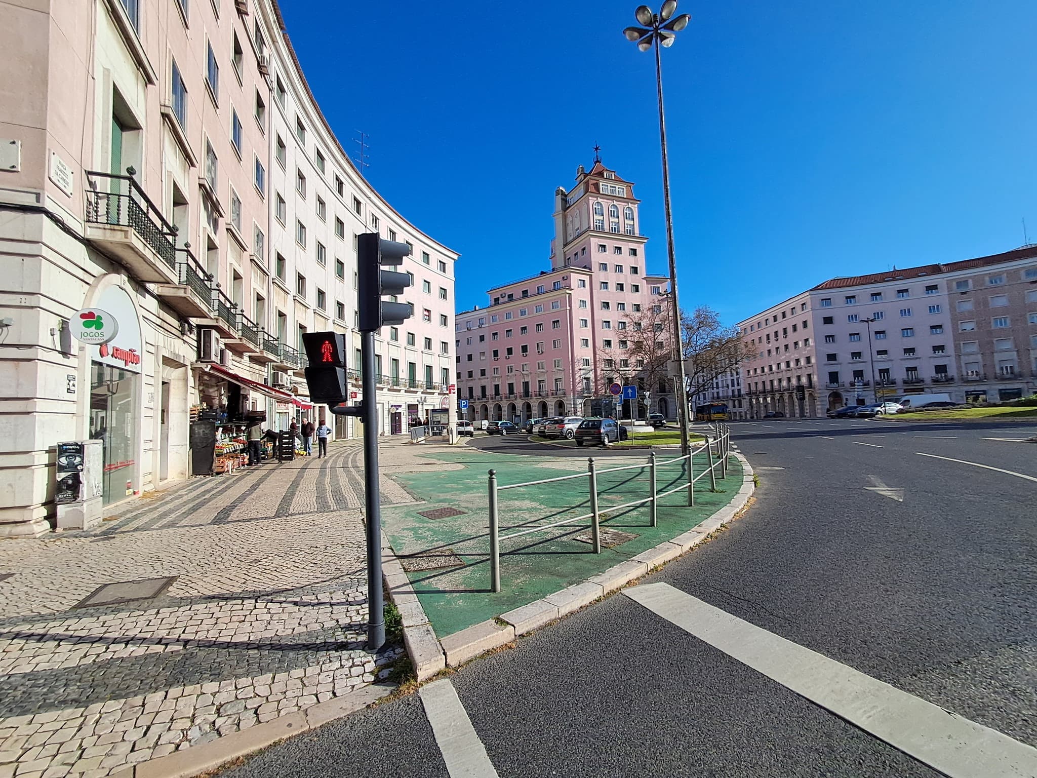 Praça Francisco Sá Carneiro continua por concluir: moradores do Areeiro pedem execução do projeto de requalificação prometido desde 2007