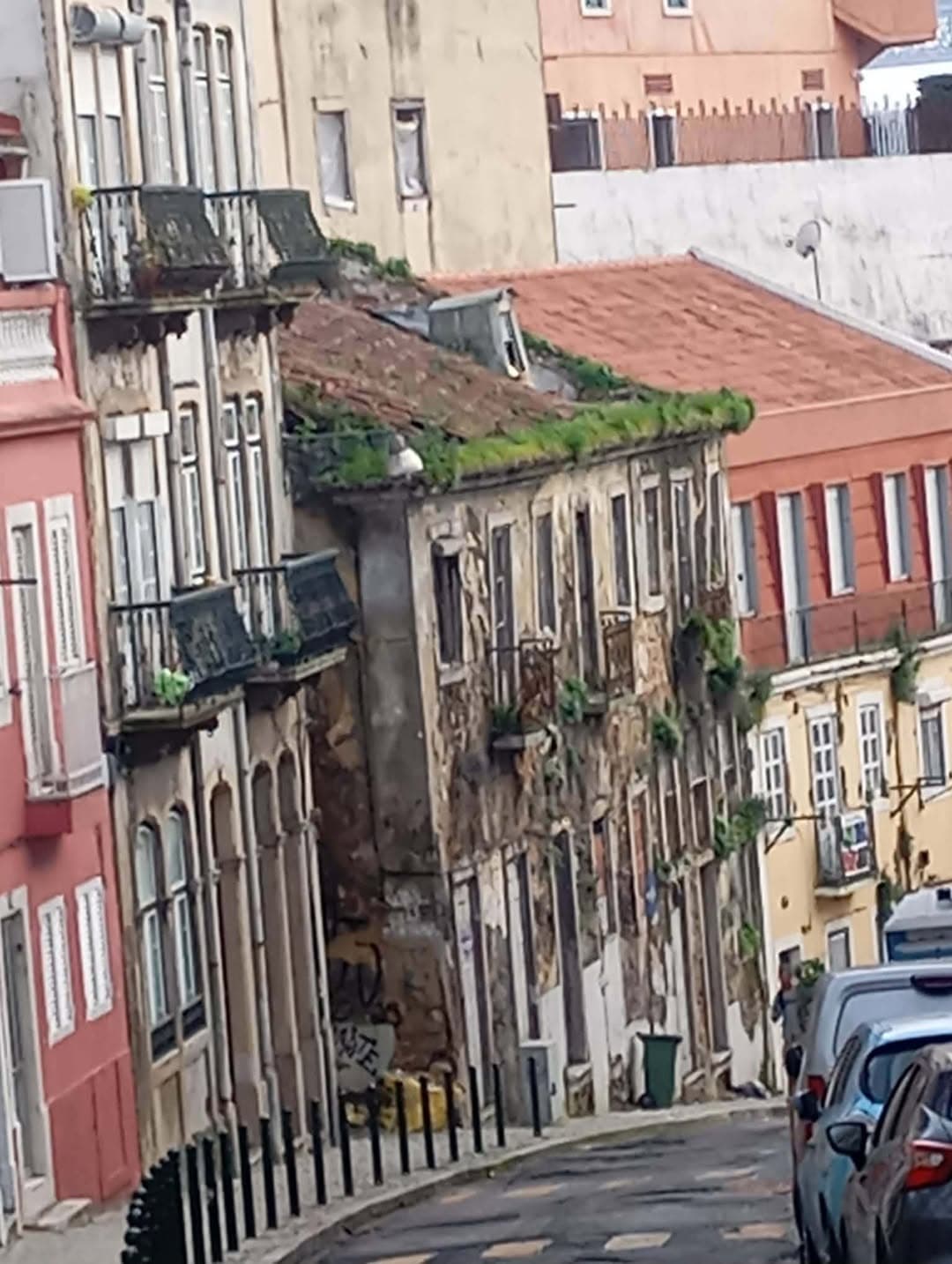 Comunicação de situação de risco estrutural e perigo para peões – Rua do Costa, n.º 74, Lisboa