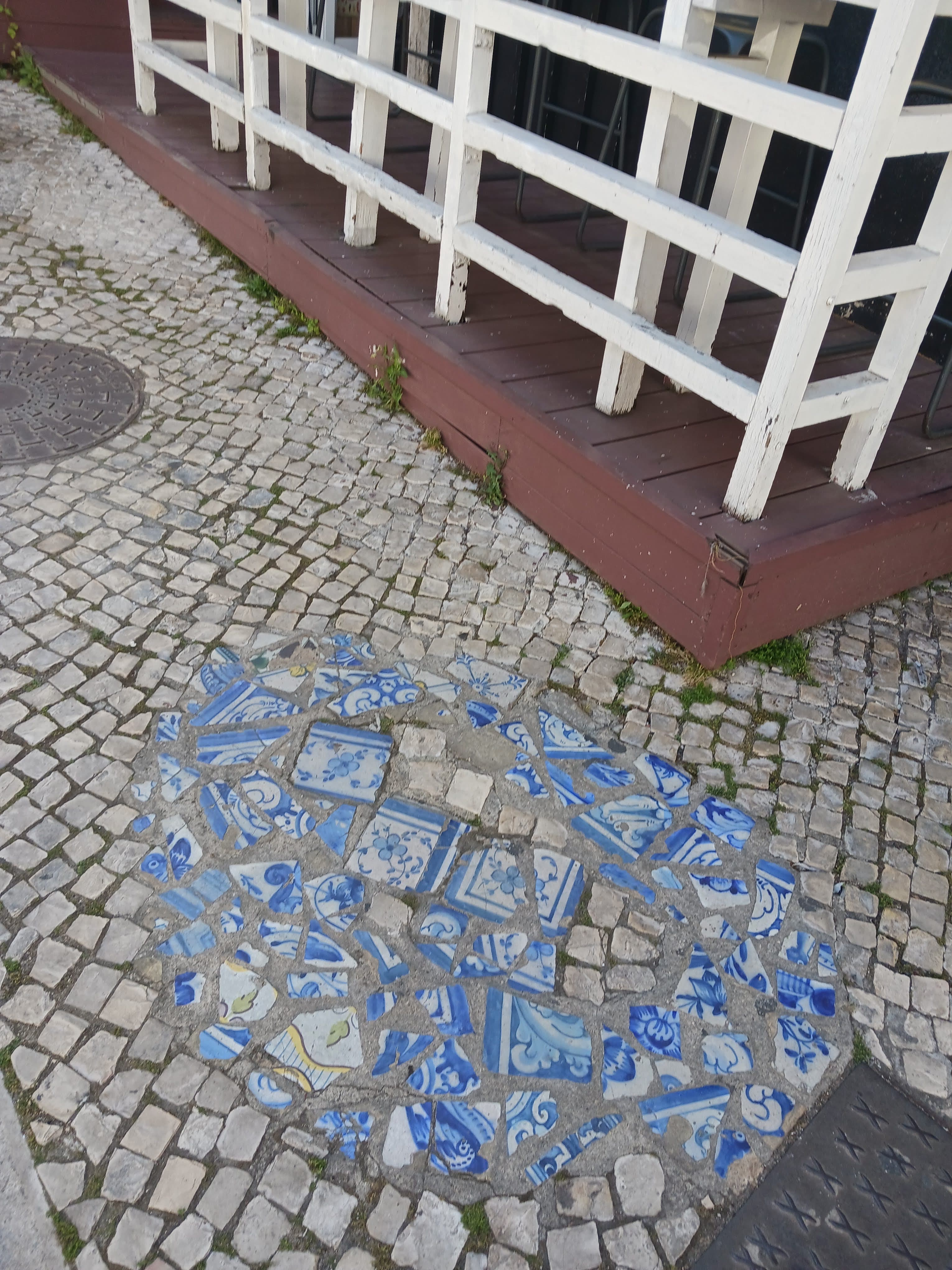 Pedido de informação sobre utilização de azulejos históricos como material de obra na via pública e pedido de averiguação da respetiva origem – Largo Domingos de Freitas, Lisboa